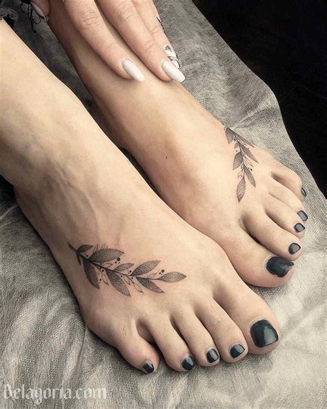 tatuajes pie mujer pequeos|20 Ideas de tatuajes pequeños y femeninos en el pie